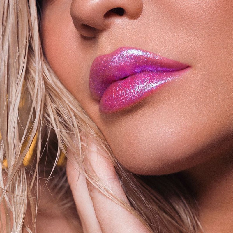 Kylie Jenner models Chill Peel super glitter gloss from Kylie Cosmetics Summer Palette 