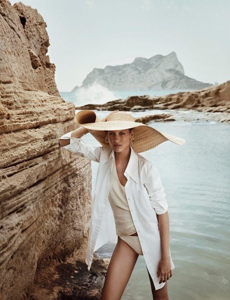 Rasa Valentino Poses in All White Looks for Mujer Hoy Rasa Valentino Poses in All White Looks for Mujer Hoy