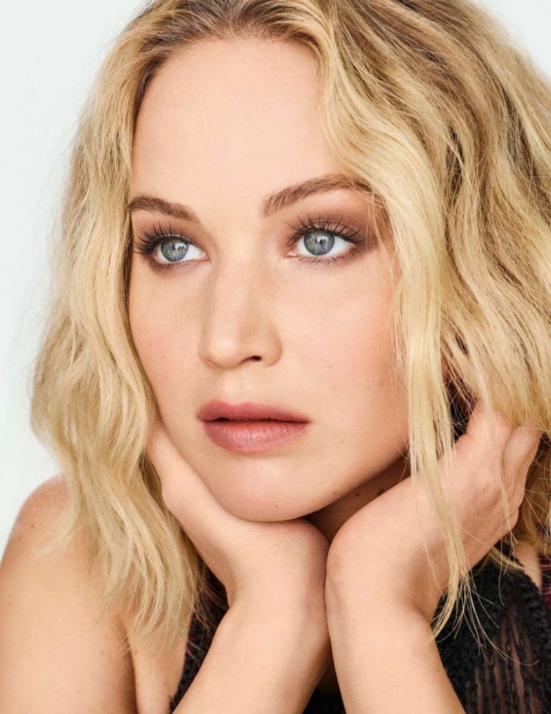 Ready for her closeup, Jennifer Lawrence wears a wavy hairstyle