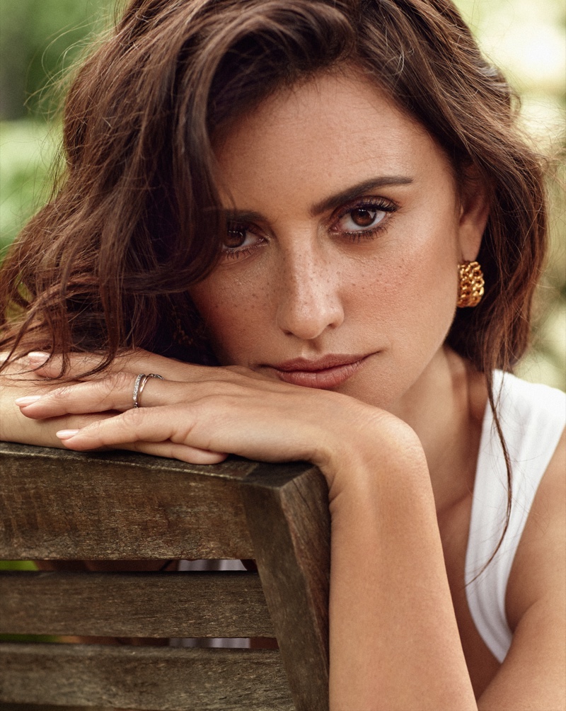 Ready for her closeup, Penelope Cruz wears wavy hairstyle