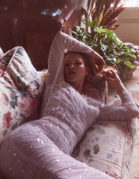 Kate Moss Poses in Elegant Fashions for Vogue Paris Kate Moss Poses in Elegant Fashions for Vogue Paris