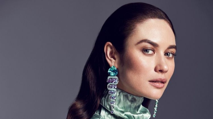 Shining in green, Olga Kurylenko models Moussaieff earrings