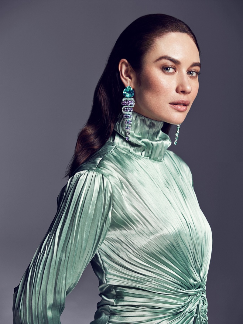 Shining in green, Olga Kurylenko models Moussaieff earrings