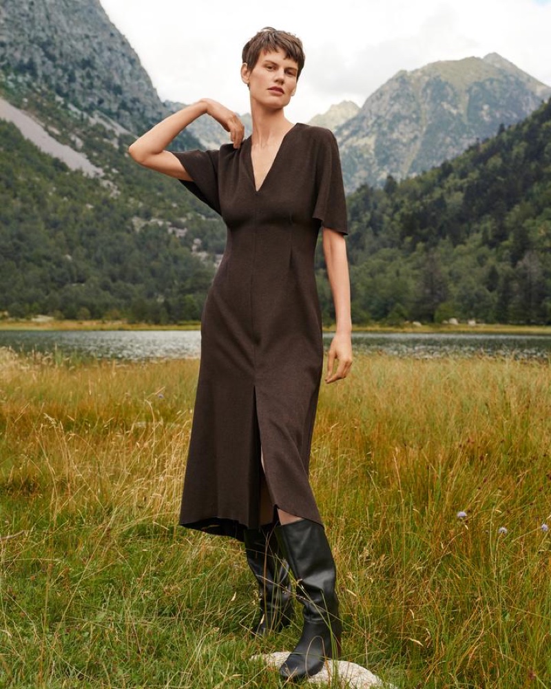 Saskia de Brauw poses outdoors in Mango Committed fall-winter 2018 campaign