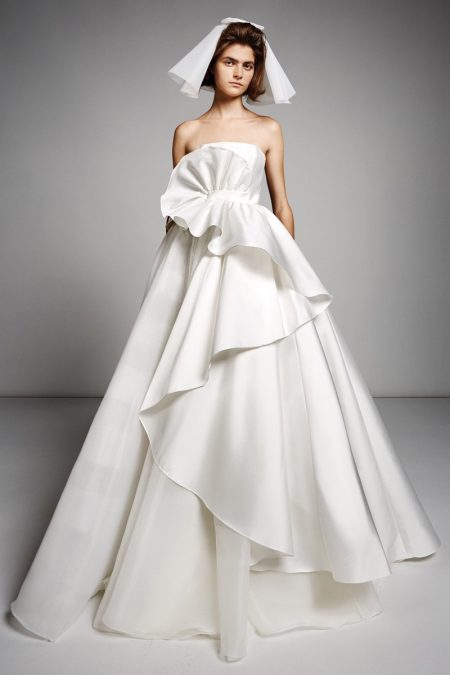Viktor & Rolf Bridal's Fall 2019 Line is All About Shape