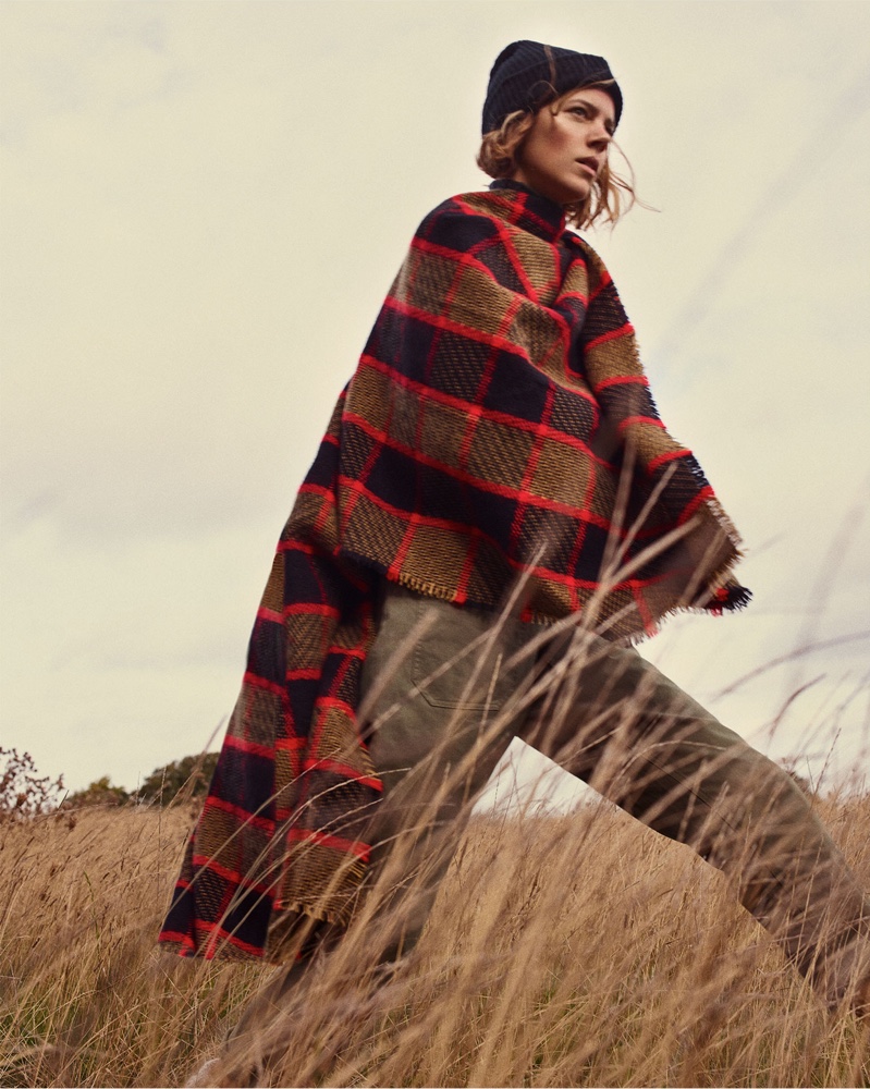 Fraja Beha Erichsen wears Zara Ribbed Turtleneck Sweater, Plaid Scarf, Basic Beanie Hat and ZW Premium Wide Jeans in Black & Green