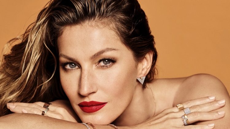 Gisele Bundchen Strips Down for Vivara Christmas Campaign Supermodel Gisele Bundchen wears a red lipstick shade for the latest Vivara jewelry campaign
