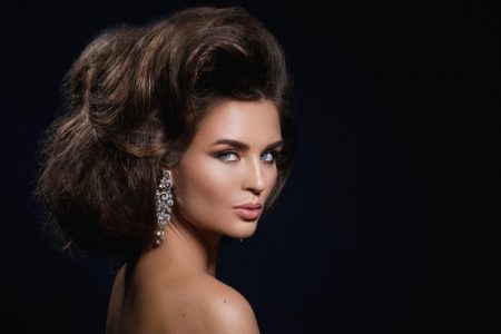 80s Makeup: Top Trends to Channel The Decade Teased hair and muted lip look inspired by the 80s.