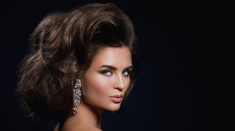 80s Makeup: Top Trends to Channel The Decade Teased hair and muted lip look inspired by the 80s.