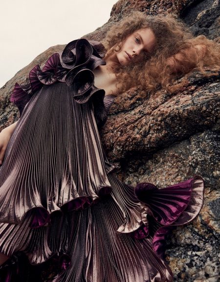 Carolina Burgin Transforms in Dreamy Dresses for Vogue China Carolina Burgin Transforms in Dreamy Dresses for Vogue China