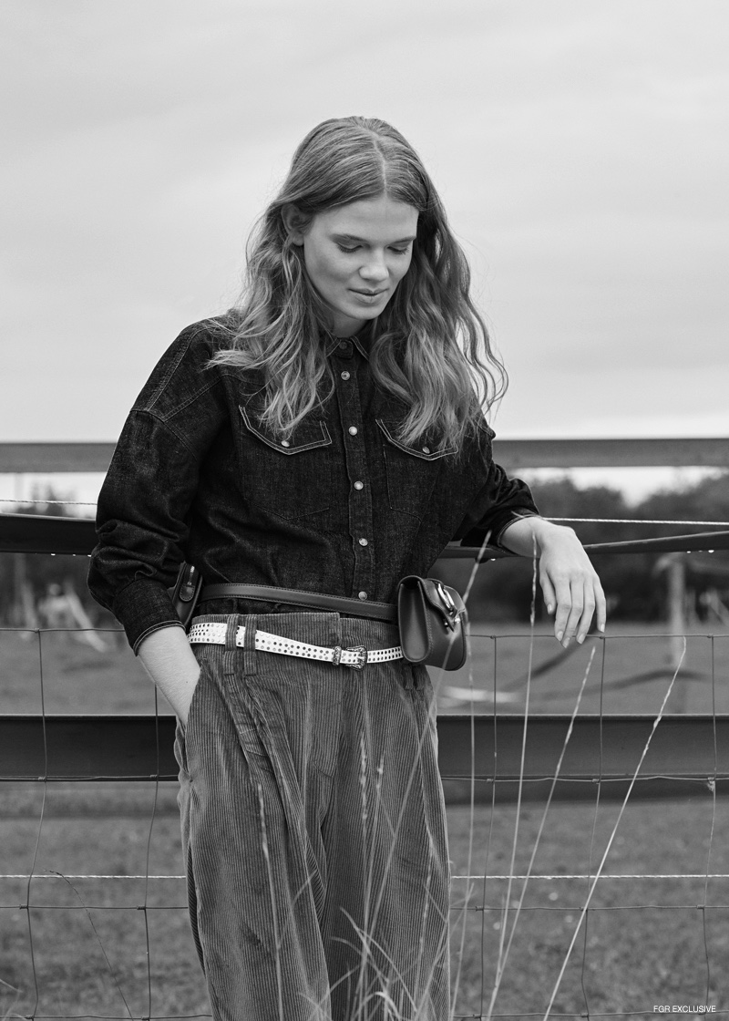 Cardigan, Denim Shirt and Trousers Brunello Cuccinelli, Belt Zadig & Voltaire, Bag Aigner and Booties Emporio Armani. Photo: Johannes Graf