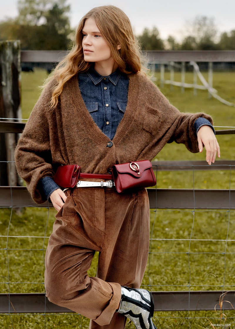 Cardigan, Denim Shirt and Trousers Brunello Cuccinelli, Belt Zadig & Voltaire, Bag Aigner and Booties Emporio Armani. Photo: Johannes Graf