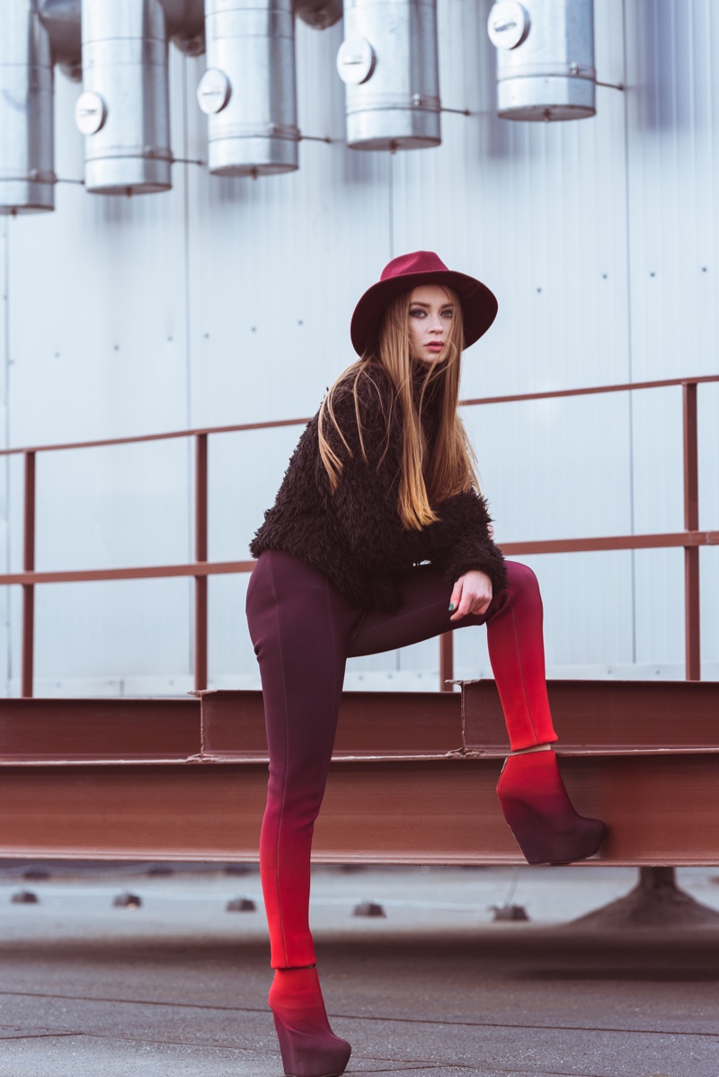 Model Fashion Red Outfit