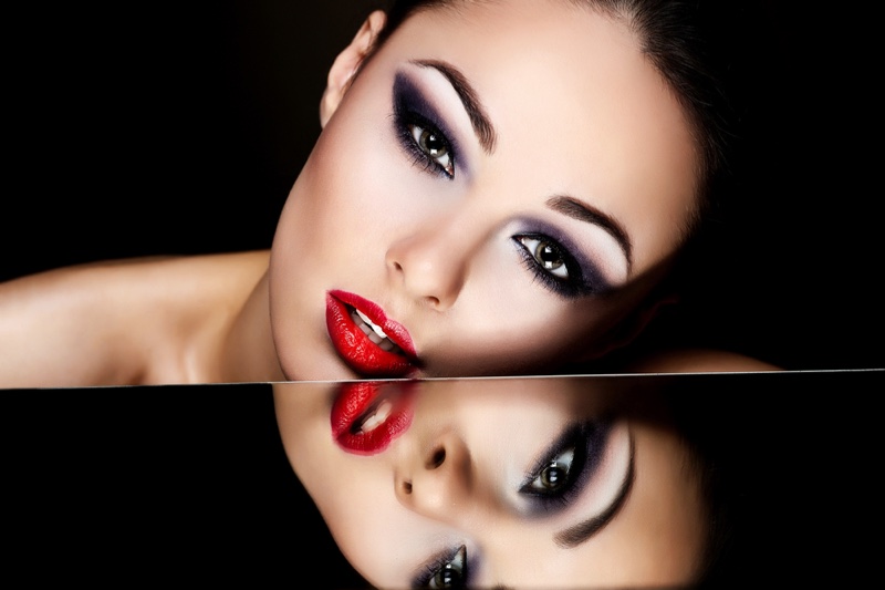 Model Makeup Glamour Red Lips Smokey Eyeshadow