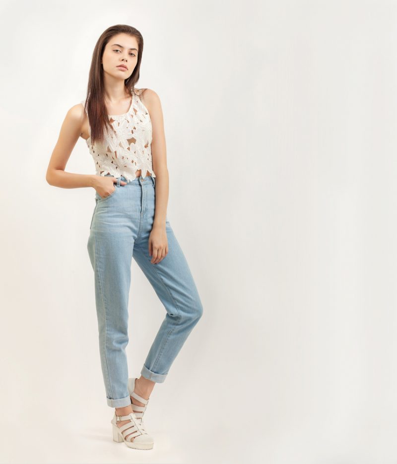 Model Natural Jeans Pose