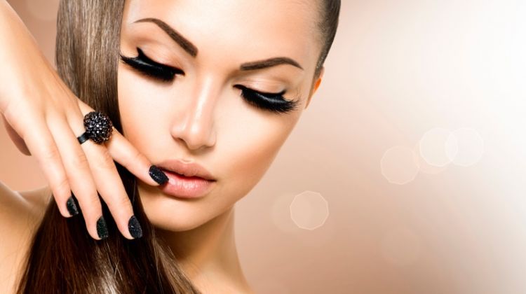 7 Valentine's Gift Ideas For Beauty-Loving Girls Model Ponytail Eyelashes Beauty