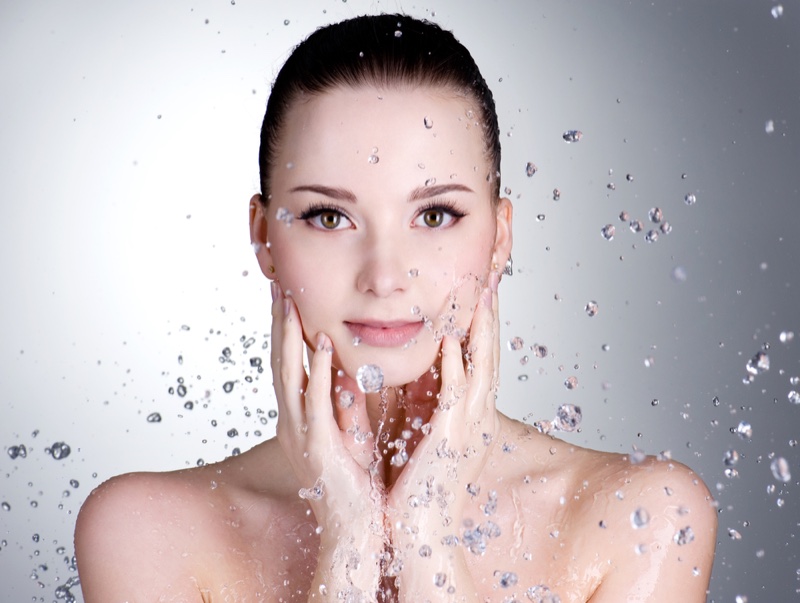 Model Clear Skin with Splashing Water