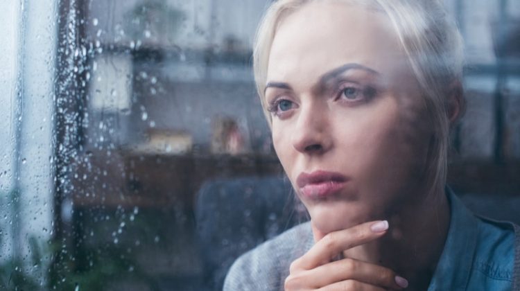 4 Tips To Deal With Seasonal Affective Disorder Sad Depressed Woman Rain