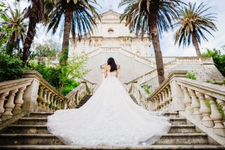 5 Fashion Tips for Your Destination Wedding Destination Wedding Dress Bride Stairs