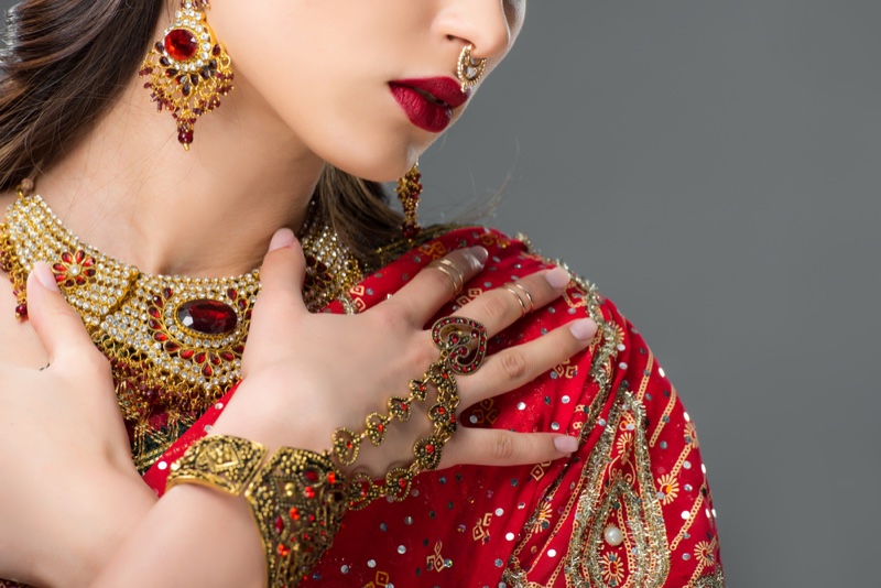 مجلة أحدث عروض الازياء الهندية ومجموعة صور اكثر من رائعة - صفحة 3 Indian-Sari-Gold-Jewelry