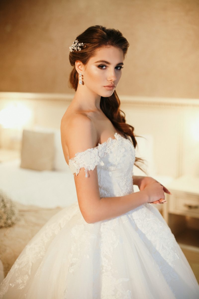 what does a bride wear