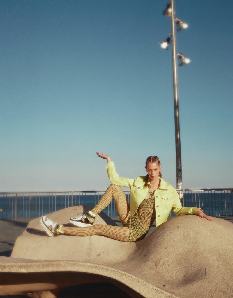 Lauren De Graaf & Lizzie Swanson Wear Vacation Style in ELLE Turkey
