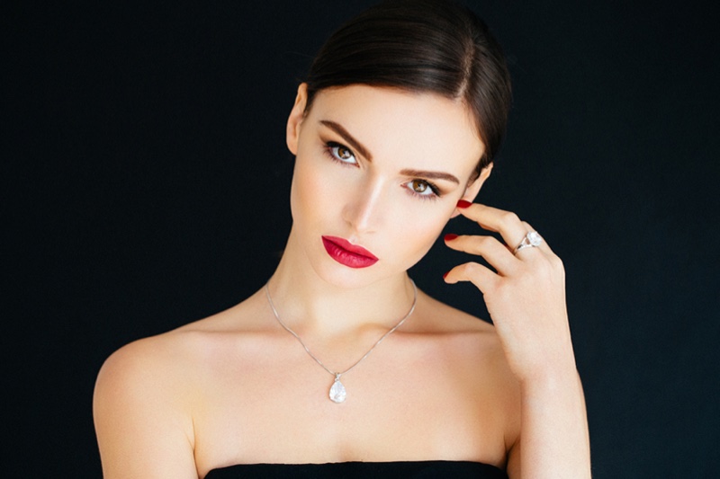 Model Red Lips Necklace