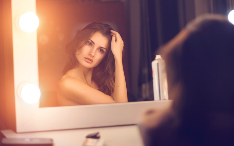 Model Beautiful Mirror Brunette Lights