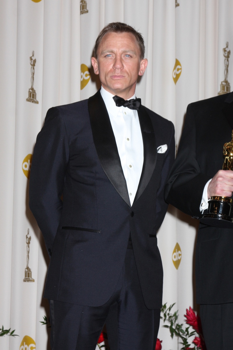 Daniel Craig wearing blue tuxedo at Oscars in 2009.
