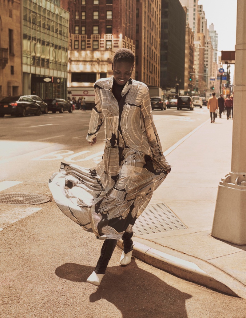 Адут Акеч демонстрирует осеннюю коллекцию H&M Studio, гуляя по Нью-Йорку (фото 6)