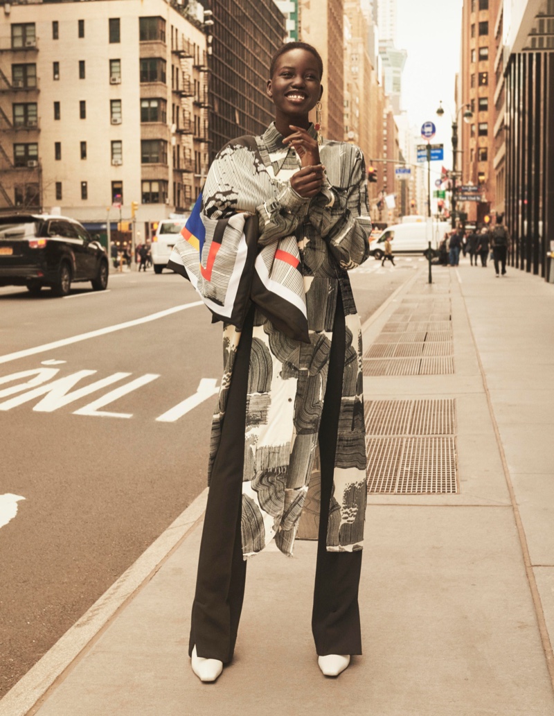 Адут Акеч демонстрирует осеннюю коллекцию H&M Studio, гуляя по Нью-Йорку (фото 8)