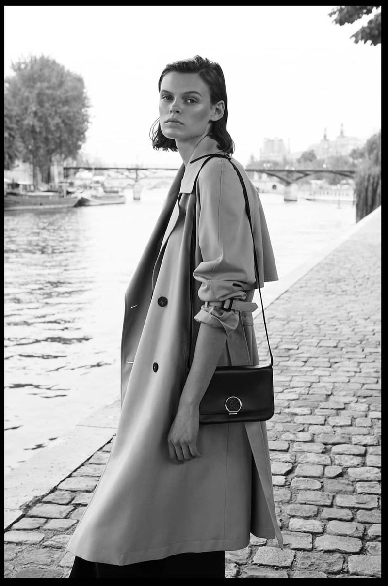 Cara Taylor poses in Massimo Dutti trench coat and nappa crossbody bag