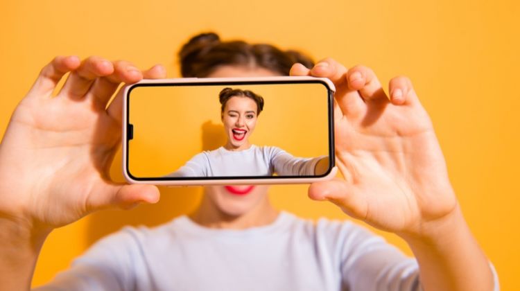 Model Selfie Phone Red Lip