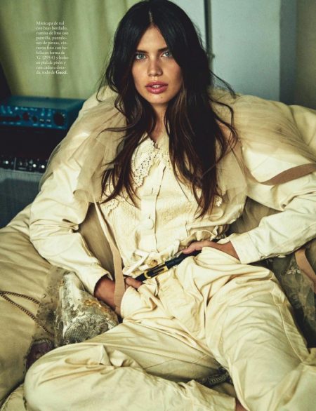 Sara Sampaio Delivers 1970's Fashion for ELLE Spain Sara Sampaio Delivers 1970's Fashion for ELLE Spain