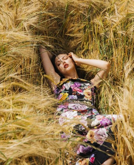 Lindsey Wixson Poses Outdoors in Romantic Styles for ELLE Lindsey Wixson Poses Outdoors in Romantic Styles for ELLE
