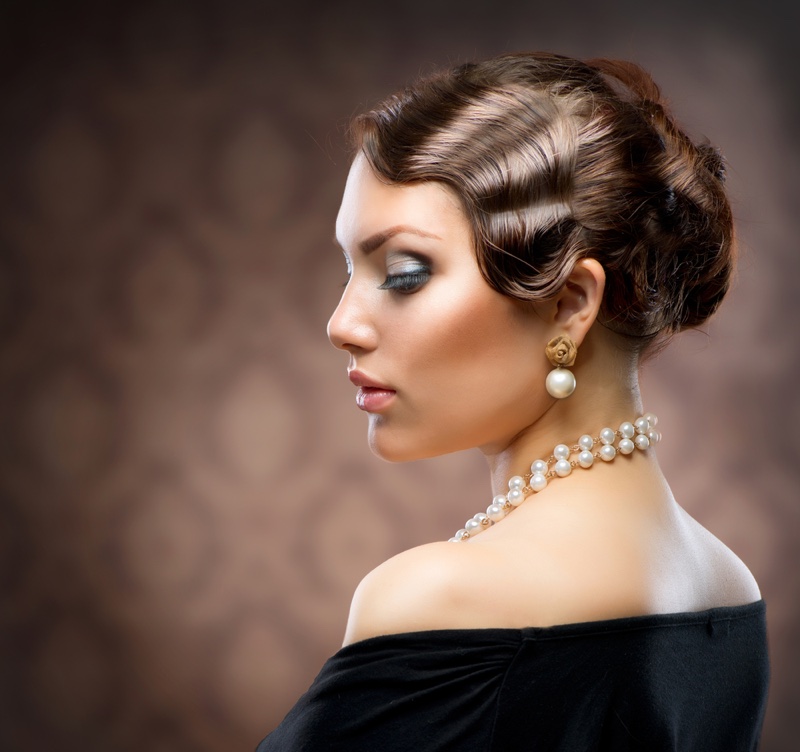 Model Brunette Elegant Retro Pearl Earrings Necklace