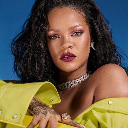 Rihanna Charms in Fenty Beauty 'Pro Filt'r Hydrating' Foundation Rihanna stars in Fenty Beauty Pro Filt'r Hydrating Foundation campaign