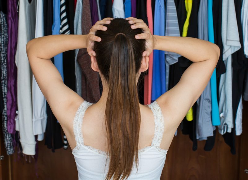 Kvinna organisera garderob