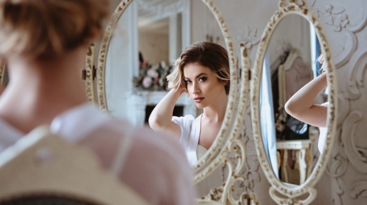 Everything You Want to Know About Antique Mirrors: From its History to How to Antique a Mirror Yourself Bride Preparing Wedding Day Round Mirrors