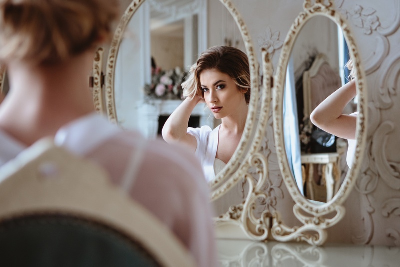 Bride Preparing Wedding Day Round Mirrors