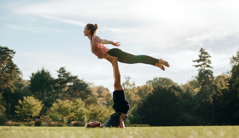 Couple Acroyoga Park Grass