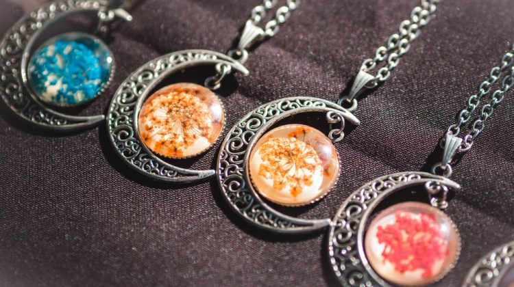 How to Make Jewelry from Dried Flowers Dried Flowers Jewelry