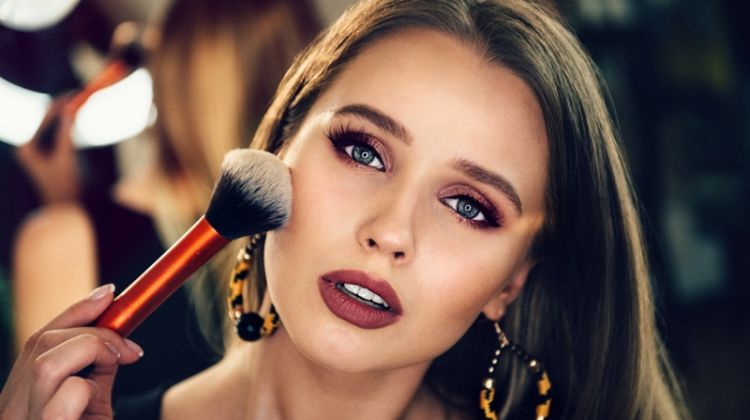How To Keep Your Makeup Flawless All Day Beauty Model Applying Makeup Hoop Earrings Brush Full Face