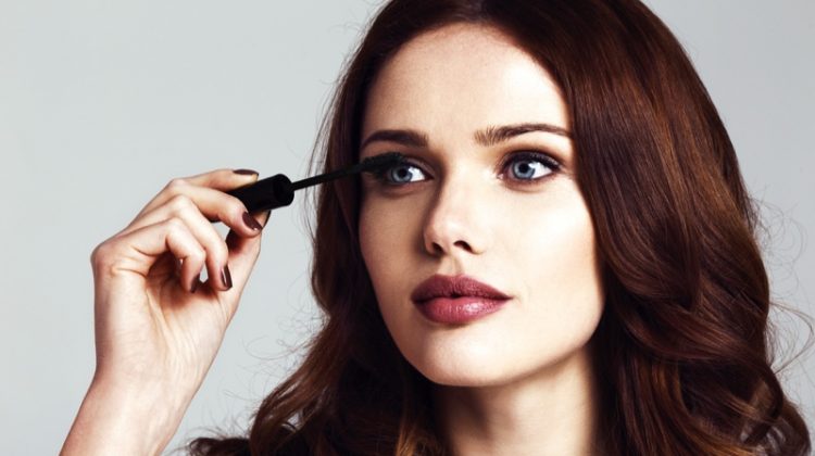 CBD Oil-filled Mascara: An In-depth Buying Guide Brunette Model Putting On Mascara