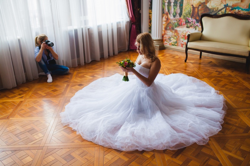 Wedding Photographer Bride Posing Dress Ground