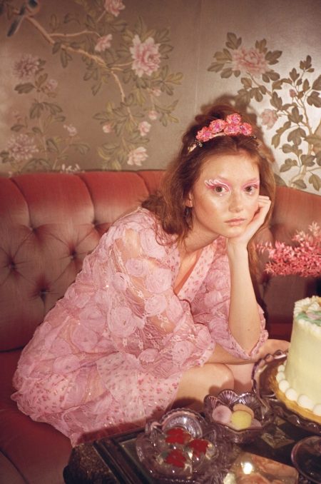 Sara Grace Wallerstedt Goes Retro for Anna Sui Spring 2020 Campaign Sara Grace Wallerstedt looks pretty in pink for Anna Sui spring-summer 2020 campaign