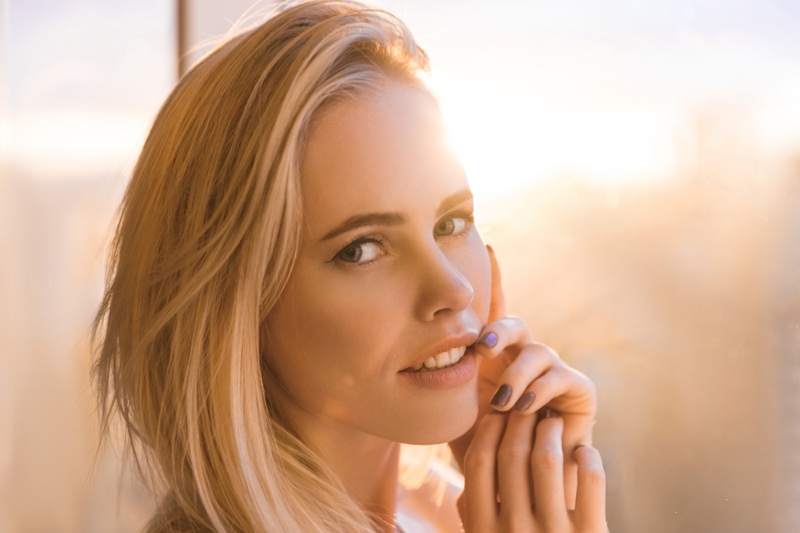 Closeup Shot Blonde Model Sunlight Beauty