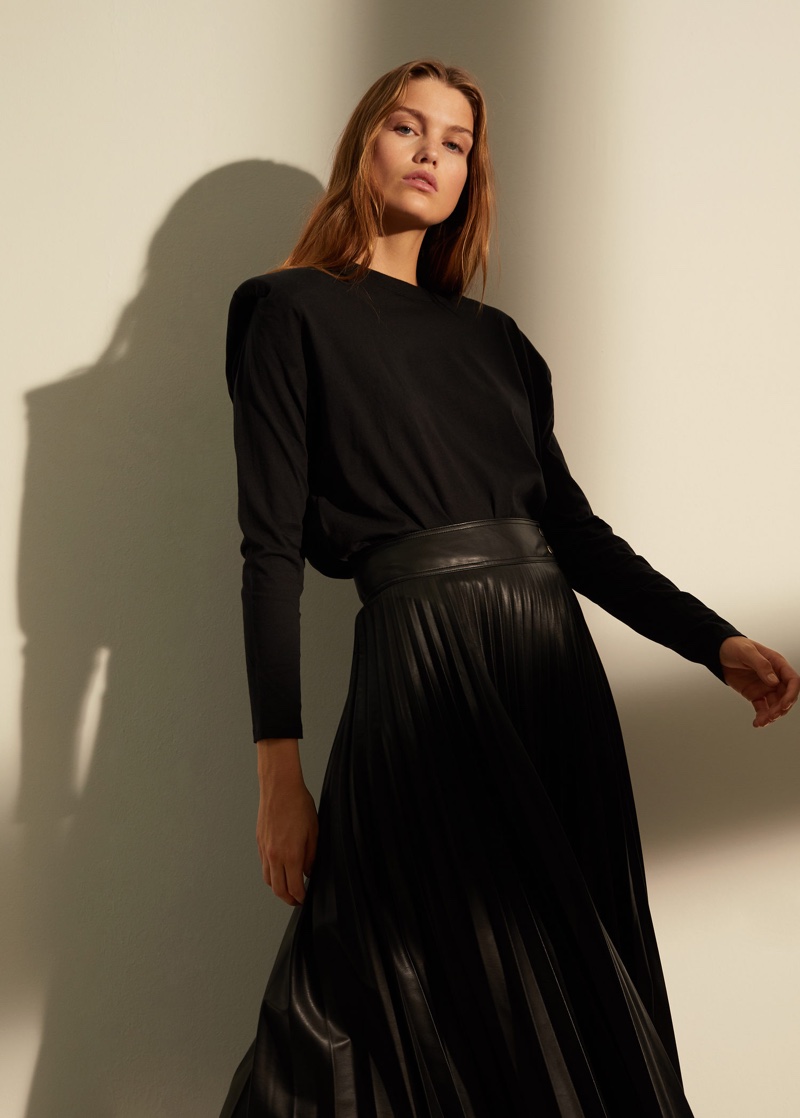 Luna Bijl poses in all black outfit from Mango