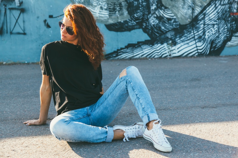 Model Street Style Black T-Shirt Jeans Sneakers