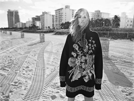 Kate Moss Takes to the Beach in Dior Designs for i-D Kate Moss Takes to the Beach in Dior Designs for i-D